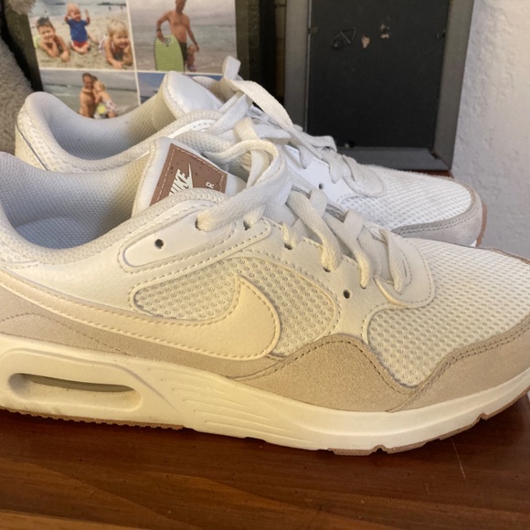 Women’s white Nikes size 8 - Picture 2 of 4